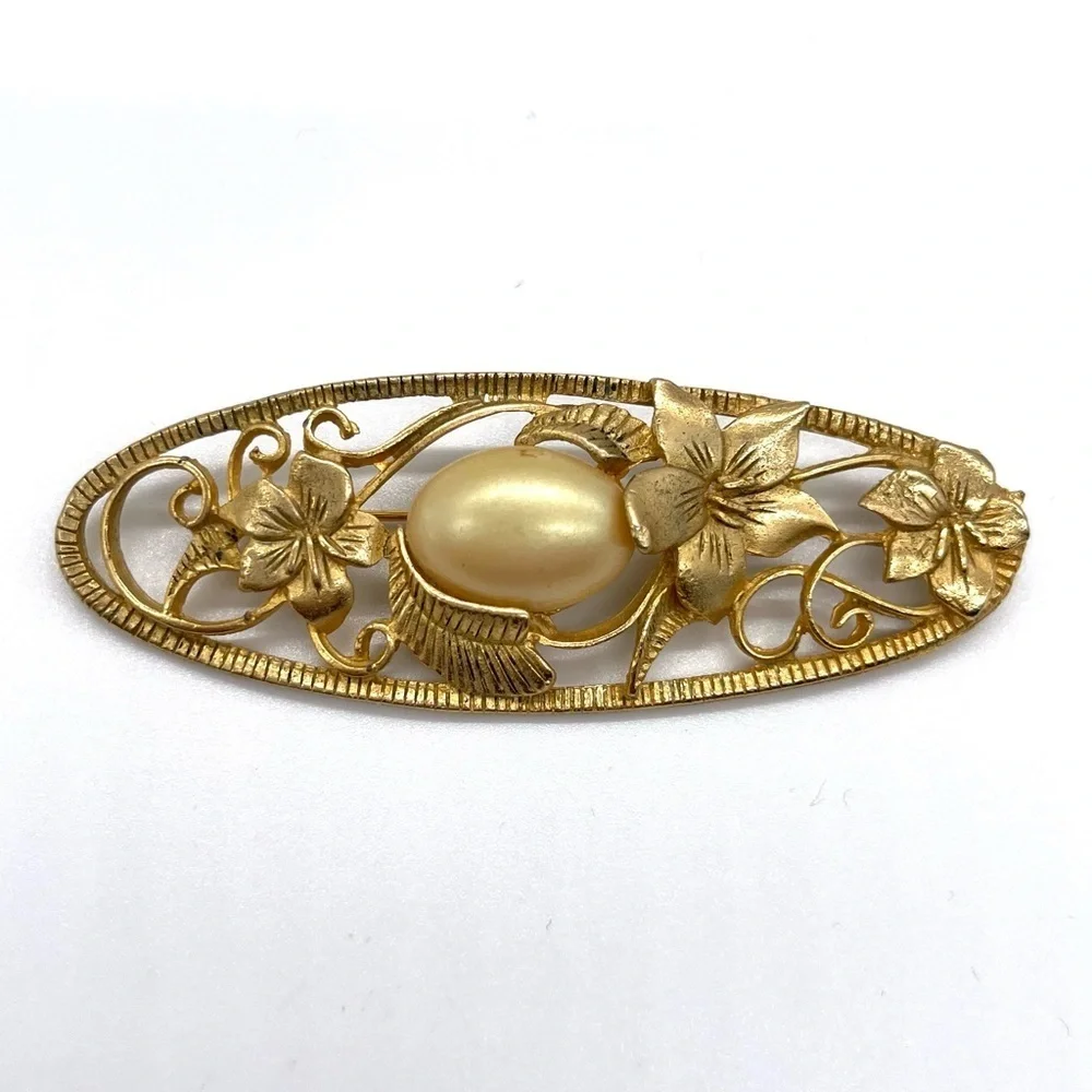Vintage Brooch Flower and Faux Pearl Accent